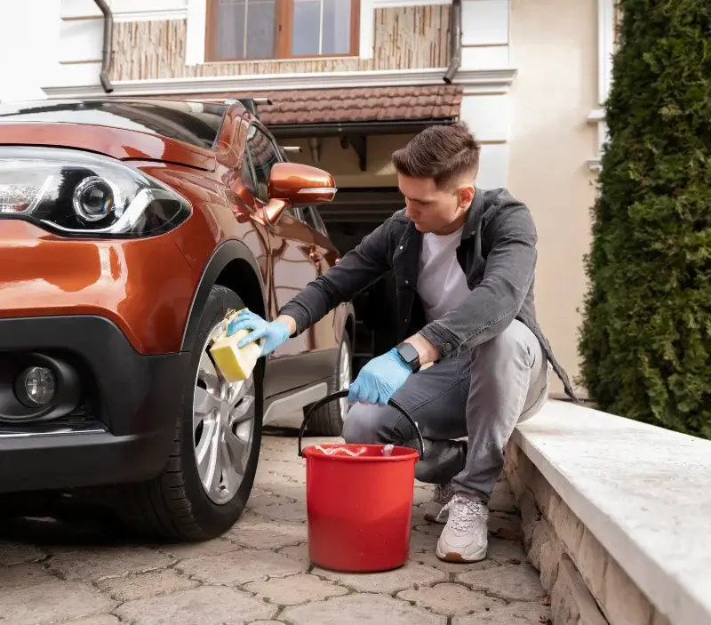 Lavage auto à domicile Yèvre-la-Ville : professionnel intervenant sur un véhicule